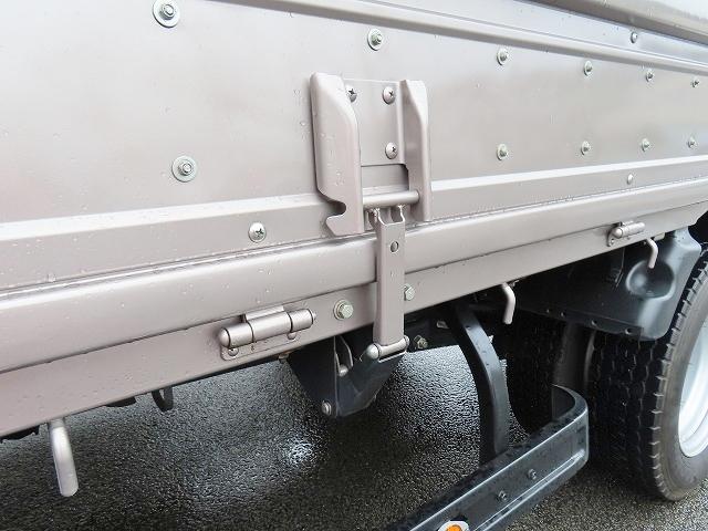 エルフトラック 2t ロング 全低床 パワーゲート 内寸-長445/幅180/高38・新明和・床板・垂直パワーゲート・昇降能力600kg・パワーゲート寸法-幅177/奥行87・アオリ3方開・セイコーラック付・150馬力ターボ(33枚目)