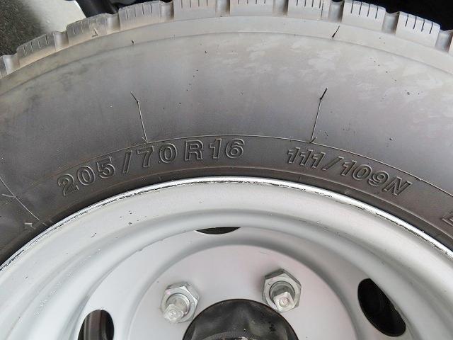 エルフトラック 2t ロング 全低床 パワーゲート 内寸-長445/幅180/高38・新明和・床板・垂直パワーゲート・昇降能力600kg・パワーゲート寸法-幅177/奥行87・アオリ3方開・セイコーラック付・150馬力ターボ(56枚目)