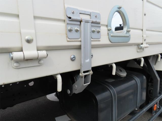 ヒノレンジャー 2.15t 4段ラジコンフックイン 内寸-長531/幅215/高40・ユニック・後方付・2.93t吊り・床板・ML(モーメントリミッター)警報型・ロープ穴3対・セイコーラック付・240馬力ターボ(30枚目)