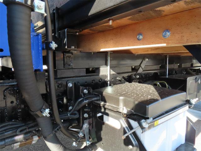 キャンター 3.35t ワイドロング 4段ラジコンフックイン 内寸-長370/幅207/高37・タダノ・2.93t吊り・床板・ML(モーメントリミッター)警報型・差違いジャッキ・アオリ3方開・セイコーラック付・液晶メーター・150馬力ターボ(52枚目)