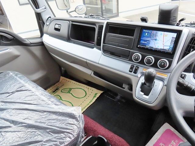 キャンター ３ｔ　ワイド超ロング　セルフローダー　内寸－長５７０／幅２０８／高８・極東・床縞鉄・内フック７対・ラジコン・ウインチ・フラトップ・オートマ車・１７５馬力ターボ（17枚目）