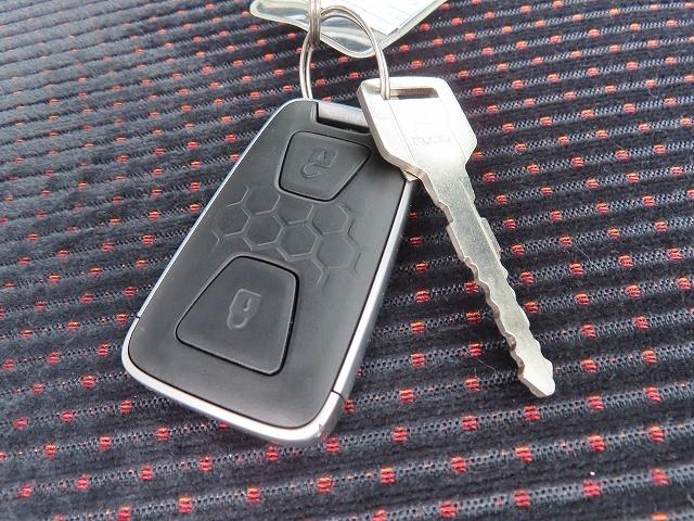 キャンター ３ｔ　ワイド超ロング　セルフローダー　内寸－長５７０／幅２０８／高８・極東・床縞鉄・内フック７対・ラジコン・ウインチ・フラトップ・オートマ車・１７５馬力ターボ（32枚目）