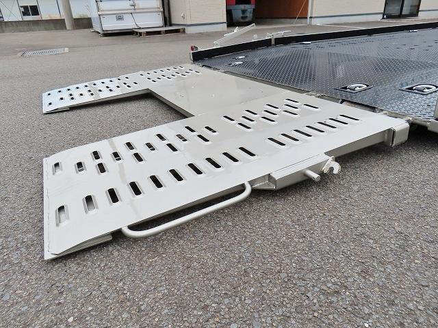 キャンター ３ｔ　ワイド超ロング　セルフローダー　内寸－長５７０／幅２０８／高８・極東・床縞鉄・内フック７対・ラジコン・ウインチ・フラトップ・オートマ車・１７５馬力ターボ（43枚目）
