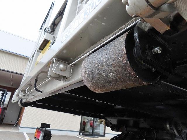 キャンター ３ｔ　ワイド超ロング　セルフローダー　内寸－長５７０／幅２０８／高８・極東・床縞鉄・内フック７対・ラジコン・ウインチ・フラトップ・オートマ車・１７５馬力ターボ（46枚目）