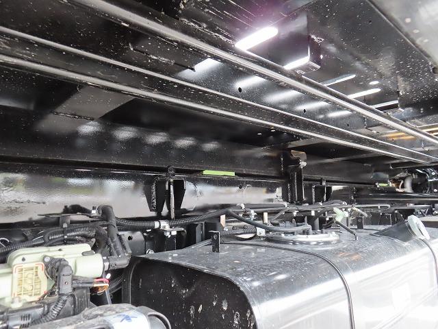 キャンター ３ｔ　ワイド超ロング　セルフローダー　内寸－長５７０／幅２０８／高８・極東・床縞鉄・内フック７対・ラジコン・ウインチ・フラトップ・オートマ車・１７５馬力ターボ（57枚目）