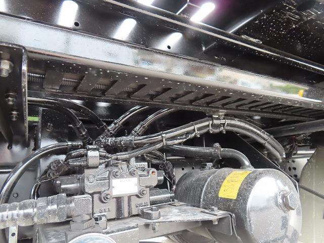 キャンター ３ｔ　ワイド超ロング　セルフローダー　内寸－長５７０／幅２０８／高８・極東・床縞鉄・内フック７対・ラジコン・ウインチ・フラトップ・オートマ車・１７５馬力ターボ（60枚目）