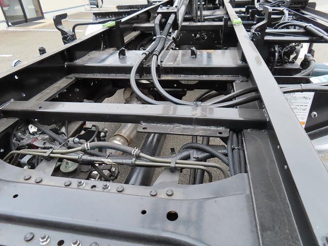 キャンター ３ｔ　ワイド超ロング　セルフローダー　内寸－長５７０／幅２０８／高８・極東・床縞鉄・内フック７対・ラジコン・ウインチ・フラトップ・オートマ車・１７５馬力ターボ（66枚目）