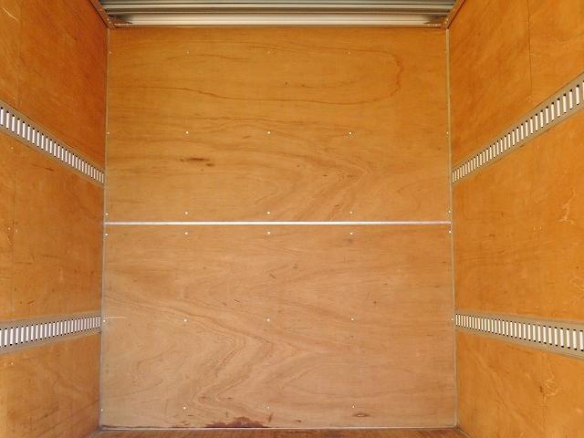 エルフトラック ２ｔ　１０尺　ドライバン　パワーゲート　内寸－長３２２／幅１７８／高２０３・新明和・床板・ラッシング２段・リア観音開・垂直パワーゲート・昇降能力６００ｋｇ・門口－幅１７６／高１９８・オートマ車・１５０馬力ターボ（25枚目）