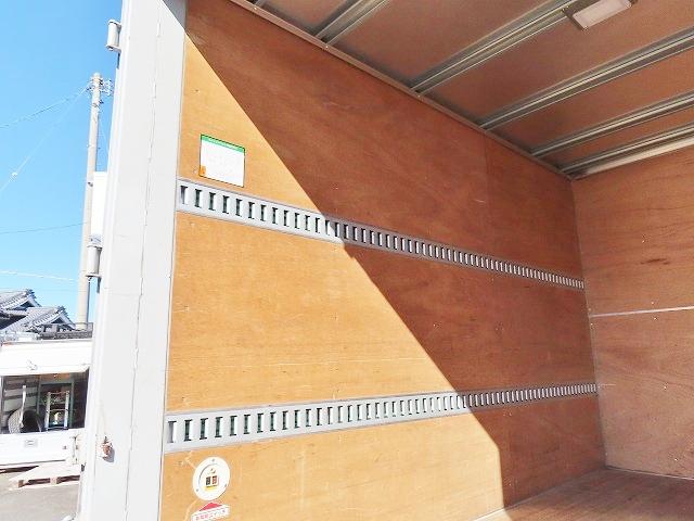 エルフトラック ２ｔ　１０尺　ドライバン　パワーゲート　内寸－長３２２／幅１７８／高２０３・新明和・床板・ラッシング２段・リア観音開・垂直パワーゲート・昇降能力６００ｋｇ・門口－幅１７６／高１９８・オートマ車・１５０馬力ターボ（26枚目）