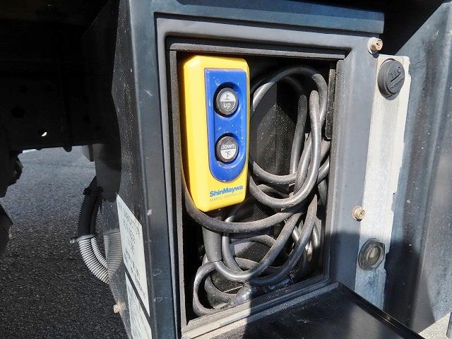 エルフトラック ２ｔ　１０尺　ドライバン　パワーゲート　内寸－長３２２／幅１７８／高２０３・新明和・床板・ラッシング２段・リア観音開・垂直パワーゲート・昇降能力６００ｋｇ・門口－幅１７６／高１９８・オートマ車・１５０馬力ターボ（37枚目）
