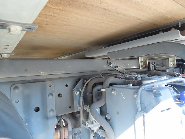 エルフトラック ２ｔ　１０尺　ドライバン　パワーゲート　内寸－長３２２／幅１７８／高２０３・新明和・床板・ラッシング２段・リア観音開・垂直パワーゲート・昇降能力６００ｋｇ・門口－幅１７６／高１９８・オートマ車・１５０馬力ターボ（48枚目）