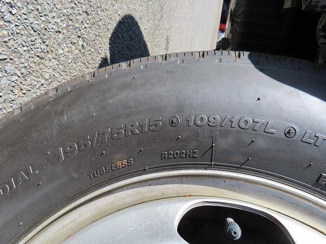 エルフトラック ２ｔ　１０尺　ドライバン　パワーゲート　内寸－長３２２／幅１７８／高２０３・新明和・床板・ラッシング２段・リア観音開・垂直パワーゲート・昇降能力６００ｋｇ・門口－幅１７６／高１９８・オートマ車・１５０馬力ターボ（55枚目）