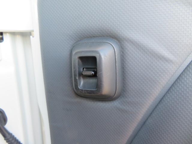 エルフトラック ２．７５ｔ　ワイドロング　Ｗキャブ　床鉄・アオリ３方開・オートマ車・７人乗り・１５０馬力ターボ（21枚目）