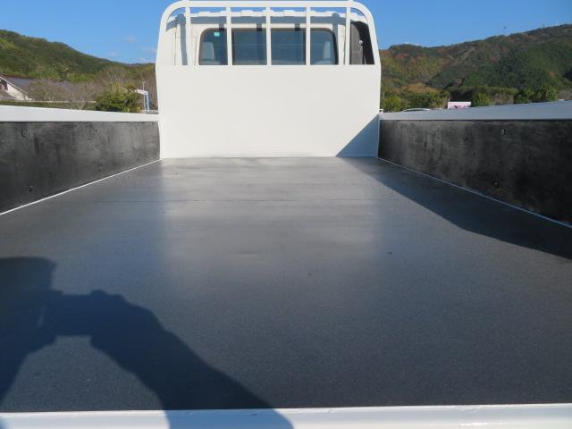 エルフトラック ２．７５ｔ　ワイドロング　Ｗキャブ　床鉄・アオリ３方開・オートマ車・７人乗り・１５０馬力ターボ（25枚目）