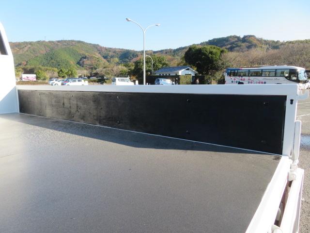 エルフトラック ２．７５ｔ　ワイドロング　Ｗキャブ　床鉄・アオリ３方開・オートマ車・７人乗り・１５０馬力ターボ（28枚目）