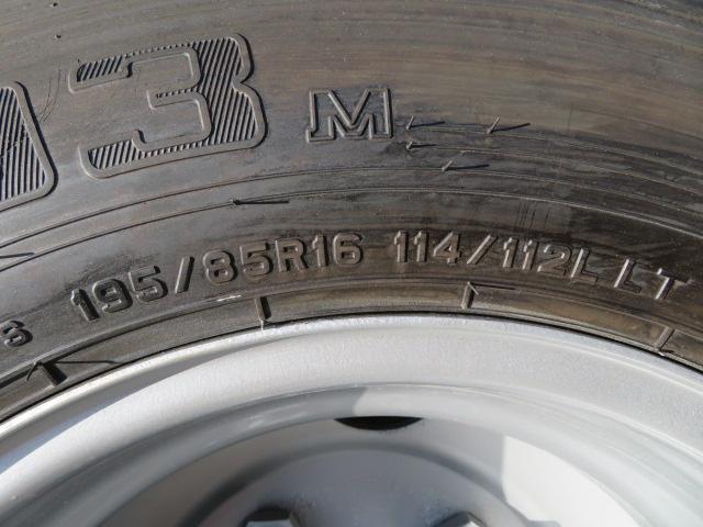 エルフトラック ２．７５ｔ　ワイドロング　Ｗキャブ　床鉄・アオリ３方開・オートマ車・７人乗り・１５０馬力ターボ（46枚目）