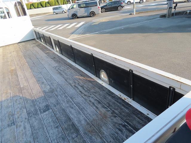 ヒノレンジャー ２．１５ｔ　４段ラジコンフックイン　内寸－長５３０／幅２１６／高３９・ユニック・後方付・床板・２．９３ｔ吊り・ＭＬ（モーメントリミッター）警報型・アオリ３方開・ロープ穴３対・セイコーラック付・２４０馬力ターボ（26枚目）