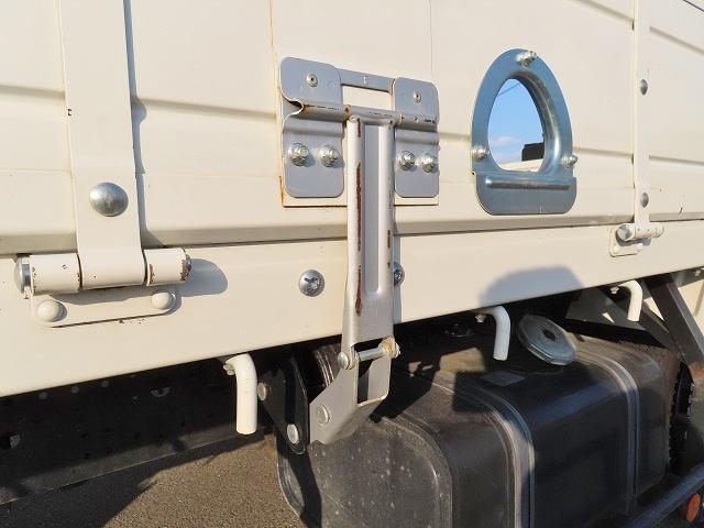 ヒノレンジャー ２．１５ｔ　４段ラジコンフックイン　内寸－長５３０／幅２１６／高３９・ユニック・後方付・床板・２．９３ｔ吊り・ＭＬ（モーメントリミッター）警報型・アオリ３方開・ロープ穴３対・セイコーラック付・２４０馬力ターボ（33枚目）