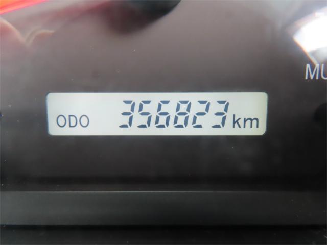 フォワード ６．８ｔ　増トン　２台積キャリアカー　内寸－長６２０／幅２１３・日新工業・床縞鉄・内フック２対・ラジコン・ウインチ・自動歩み・リアエアサス・２４０馬力ターボ（17枚目）