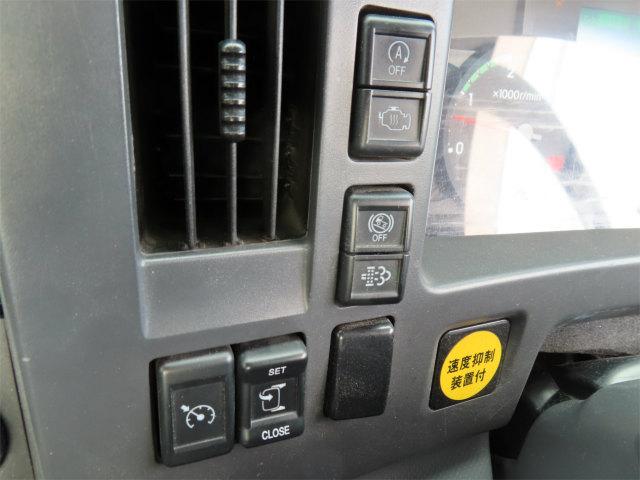 フォワード ６．８ｔ　増トン　２台積キャリアカー　内寸－長６２０／幅２１３・日新工業・床縞鉄・内フック２対・ラジコン・ウインチ・自動歩み・リアエアサス・２４０馬力ターボ（19枚目）