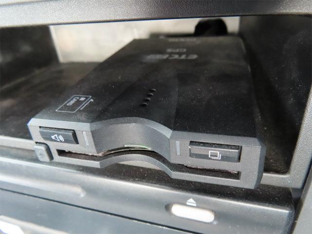 フォワード ６．８ｔ　増トン　２台積キャリアカー　内寸－長６２０／幅２１３・日新工業・床縞鉄・内フック２対・ラジコン・ウインチ・自動歩み・リアエアサス・２４０馬力ターボ（24枚目）