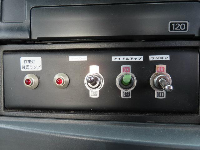 フォワード ６．８ｔ　増トン　２台積キャリアカー　内寸－長６２０／幅２１３・日新工業・床縞鉄・内フック２対・ラジコン・ウインチ・自動歩み・リアエアサス・２４０馬力ターボ（27枚目）