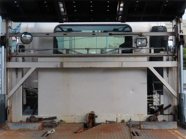 フォワード ６．８ｔ　増トン　２台積キャリアカー　内寸－長６２０／幅２１３・日新工業・床縞鉄・内フック２対・ラジコン・ウインチ・自動歩み・リアエアサス・２４０馬力ターボ（32枚目）