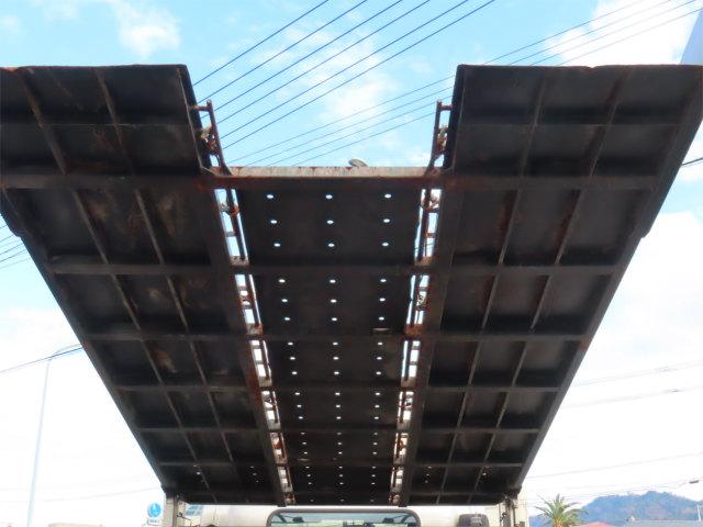 フォワード ６．８ｔ　増トン　２台積キャリアカー　内寸－長６２０／幅２１３・日新工業・床縞鉄・内フック２対・ラジコン・ウインチ・自動歩み・リアエアサス・２４０馬力ターボ（33枚目）