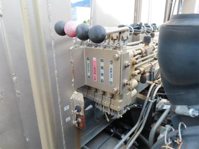 フォワード ６．８ｔ　増トン　２台積キャリアカー　内寸－長６２０／幅２１３・日新工業・床縞鉄・内フック２対・ラジコン・ウインチ・自動歩み・リアエアサス・２４０馬力ターボ（42枚目）