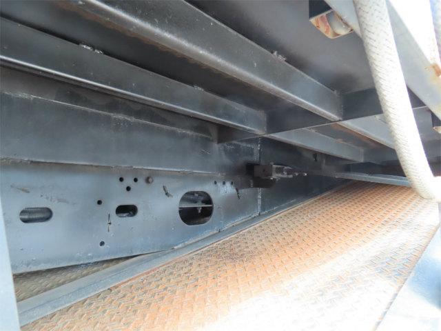 フォワード ６．８ｔ　増トン　２台積キャリアカー　内寸－長６２０／幅２１３・日新工業・床縞鉄・内フック２対・ラジコン・ウインチ・自動歩み・リアエアサス・２４０馬力ターボ（50枚目）