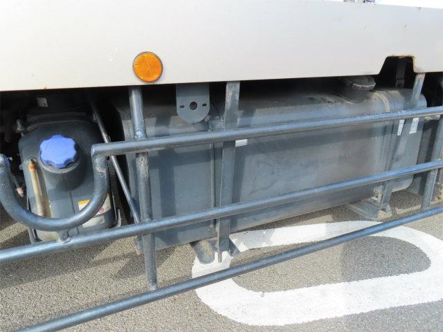 フォワード ６．８ｔ　増トン　２台積キャリアカー　内寸－長６２０／幅２１３・日新工業・床縞鉄・内フック２対・ラジコン・ウインチ・自動歩み・リアエアサス・２４０馬力ターボ（60枚目）