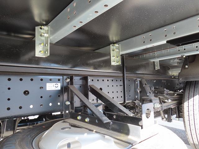 エルフトラック ３ｔ　ワイド超ロング　ドライバンパワーゲート　内寸－長５０６／幅２０８／高２１７・日本フルハーフ・床板・ラッシング２段・パワーゲート扉・跳ね上げパワーゲート・昇降能力１０００Ｋｇ・門口－幅２０５／高２１０・１５０馬力ターボ（54枚目）