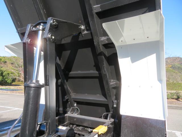 ファイター ３．４５ｔ　ダンプ　内寸－長３４０／幅２０６／高３０・新明和・アオリ１方開・リア下開・電動コボレーン・２２０馬力ターボ（62枚目）