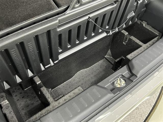 ラゲージスペース(荷室)の下にも収納することができます