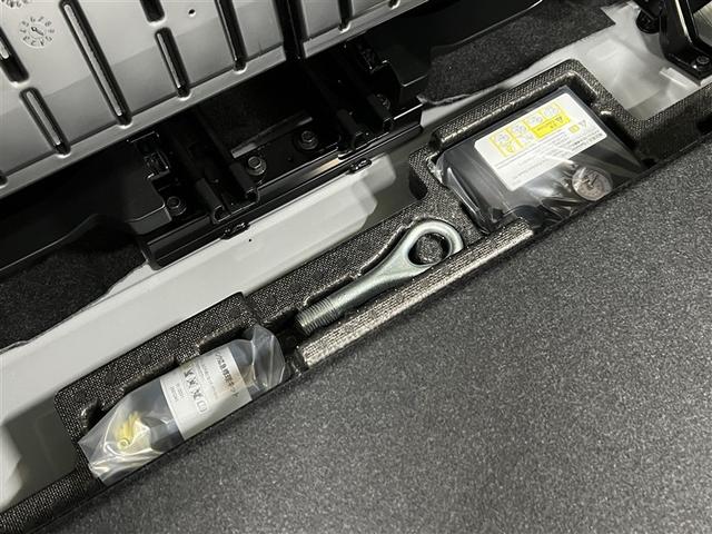 【パンク修理キット】スペアタイヤの代わりにパンク修理キットが備え付けられております