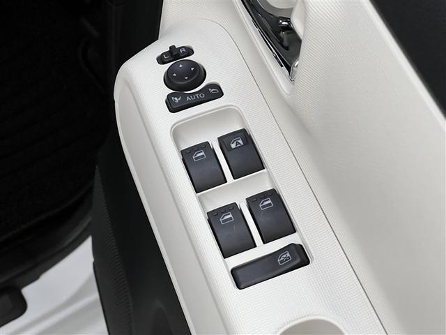 【パワーウィンドウ集中スイッチ】運転席のパワーウィンドスイッチ位置には運転以外の窓の開閉・ロック機能も付いています