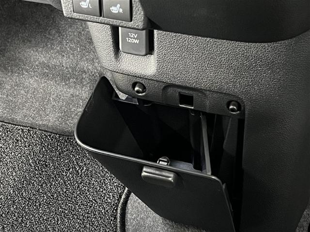 カップホルダーや小物入れなど色々な物を収納できます。