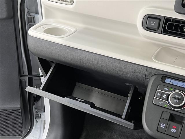 カップホルダーや小物入れなど色々な物を収納できます。