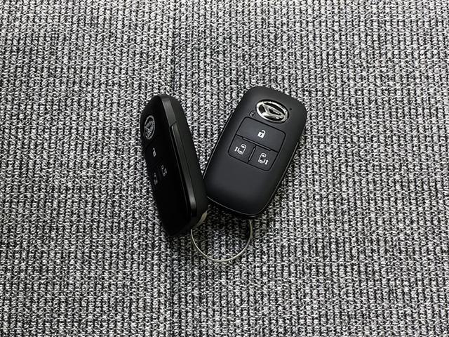 【スマートキー】ドアの開閉時鍵を探さなくても簡単にドアの開閉することが出来ます、また、エンジン始動も車内にスマートキーがあれば簡単に始動することが出来ます