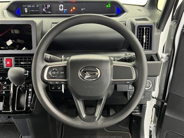 【ステアリングリモコン】ステアリング(ハンドル)から手を放すことなく各種スイッチで簡単に操作できます。