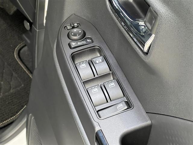 【パワーウィンドウ集中スイッチ】運転席のパワーウィンドスイッチ位置には運転以外の窓の開閉・ロック機能も付いています