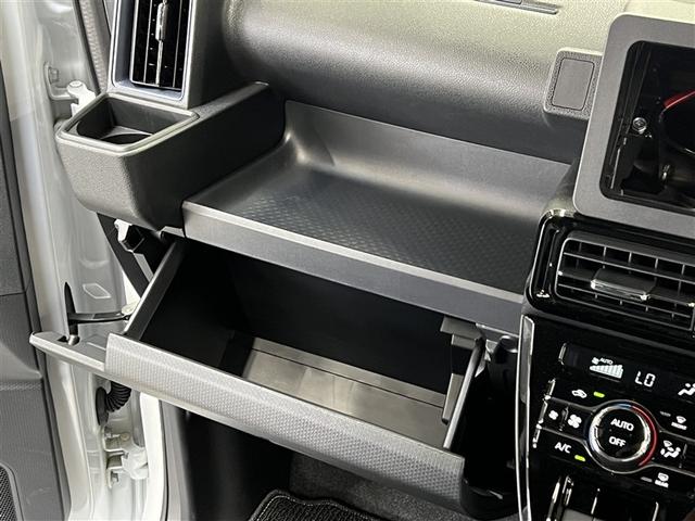 カップホルダーや小物入れなど色々な物を収納できます。