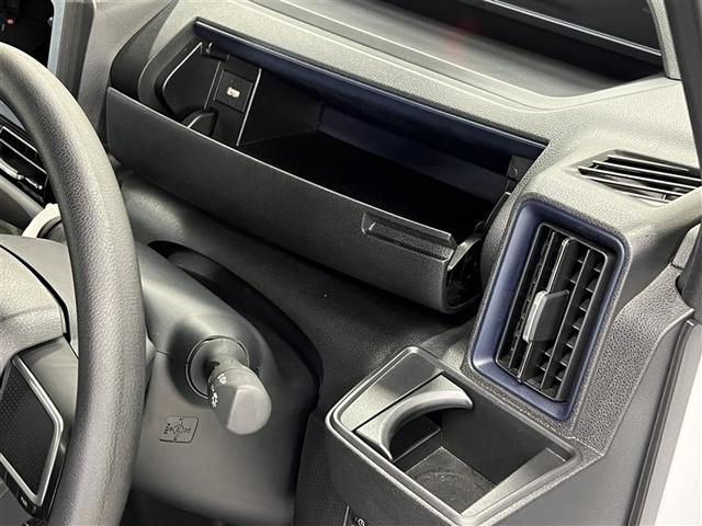 カップホルダーや小物入れなど色々な物を収納できます。