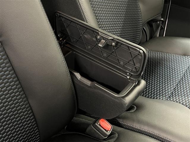 カップホルダーや小物入れなど色々な物を収納できます。