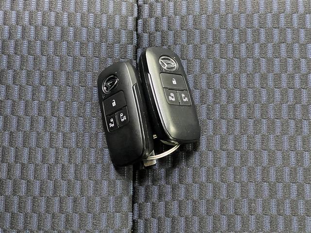 【スマートキー】ドアの開閉時鍵を探さなくても簡単にドアの開閉することが出来ます、また、エンジン始動も車内にスマートキーがあれば簡単に始動することが出来ます