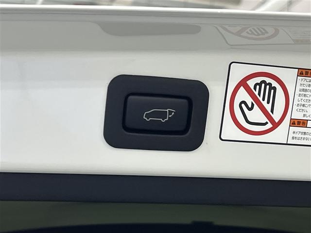 【パワーバックドア】ボタン一つでドアの開閉も楽々操作できます。