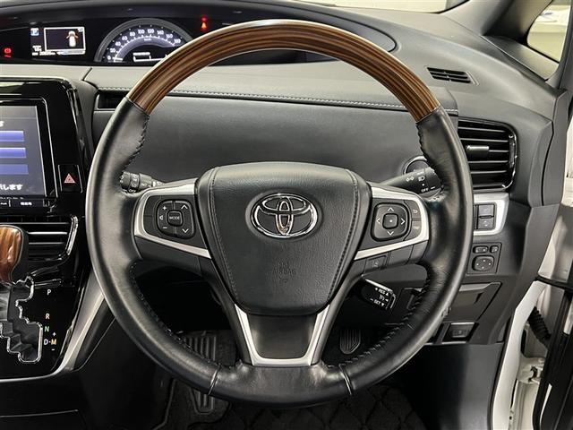 【ステアリングリモコン】ステアリング（ハンドル）から手を放すことなく各種スイッチで簡単に操作できます。