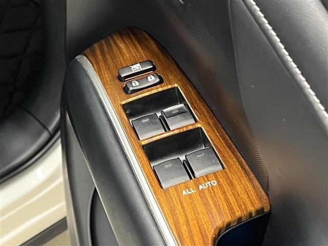 【パワーウィンドウ集中スイッチ】運転席のパワーウィンドスイッチ位置には運転以外の窓の開閉・ロック機能も付いています