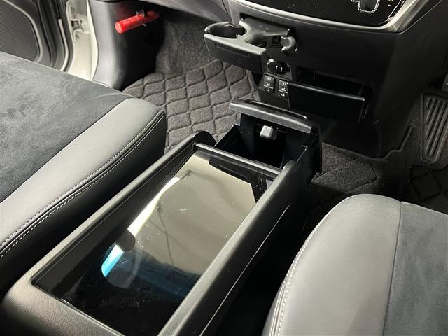 カップホルダーや小物入れなど色々な物を収納できます。