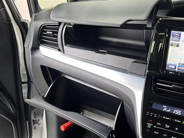 カップホルダーや小物入れなど色々な物を収納できます。